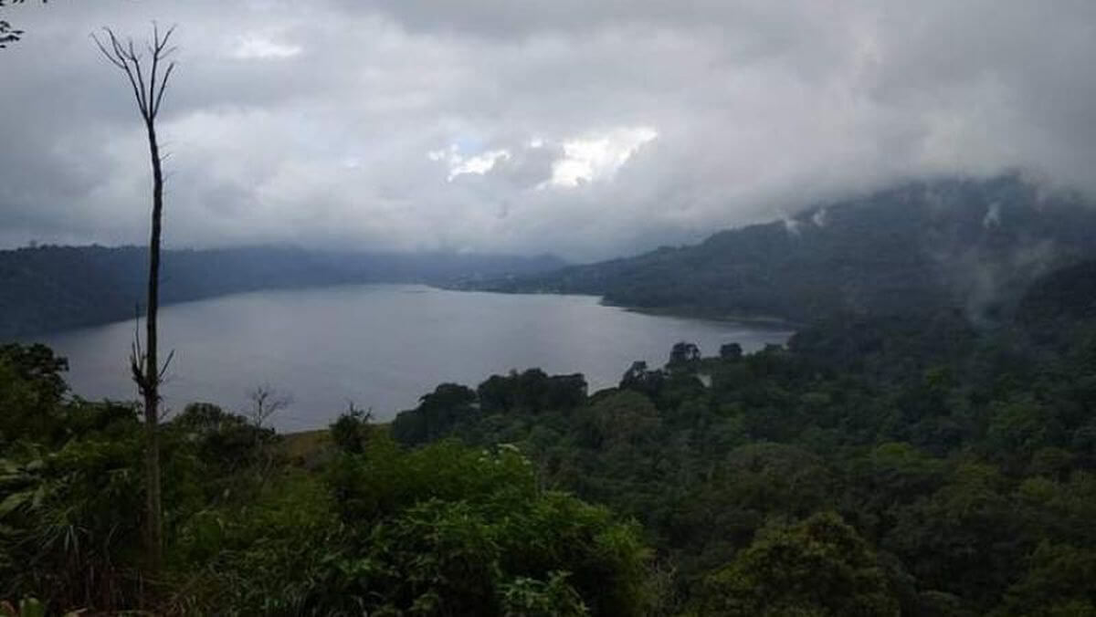 Menikmati Keindahan Alam Anjungan Wanagiri di Danau Buyan